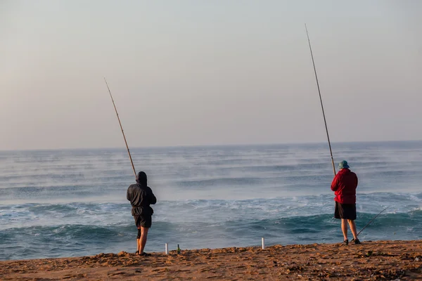 Rybáři pláž moře mlhy — Stock fotografie