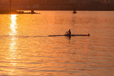 Regatta kürek kafatası gündoğumu renk