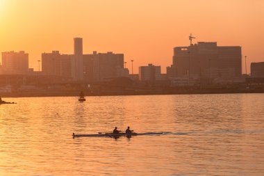 Regatta kürek çiftler gündoğumu renk