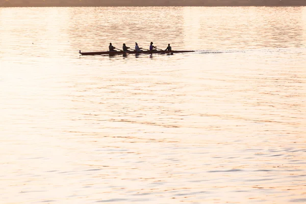 Regatta evezős négyes quadok rajzolódott ki — Stock Fotó