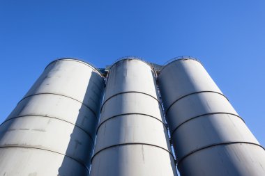 tahıl siloları mavi gökyüzü