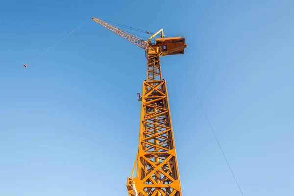 Construção alta guindaste azul — Fotografia de Stock