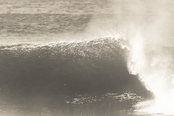 海の波のクラッシュ ブラック ホワイト ヴィンテージ — ストック写真