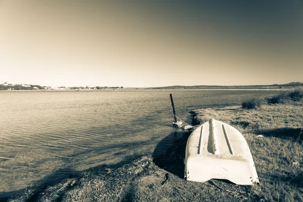 Лодка на берегу — стоковое фото
