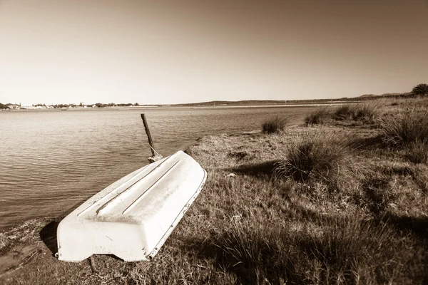 Barco en la orilla —  Fotos de Stock