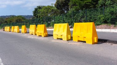 Otoyol yapımı sarı plastik taşınabilir bariyerler araç bölümü ve mühendislik işçisi güvenliği için.