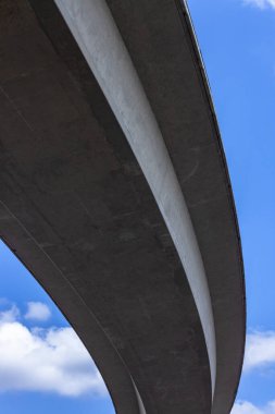 Road Highway üst geçidi araç rampası yukarı doğru yakın çekim fotoğraf görüntüsü soyut detay beton kalıplar mavi gökyüzü karşı.