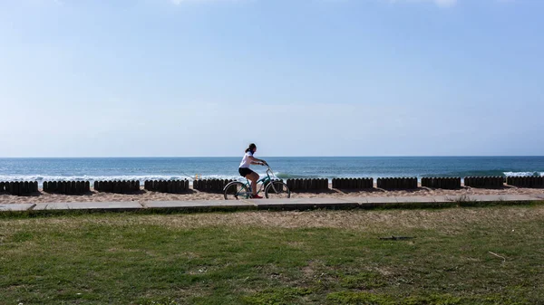 Menina Caucasiano Não Identificado Equitação Sua Bicicleta Praia Frente Calçadão — Fotografia de Stock