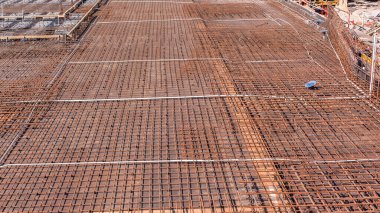 İnşaat endüstriyel metal çubuklar bina zeminine dökülen beton beton için yapıyı birbirine bağlıyor..
