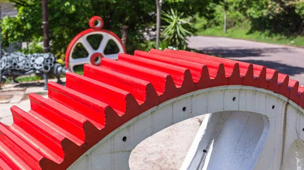 Grande Roda Engrenagem Sulcos Pintados Vermelho Closeup Abstrato Engenharia Mecânica — Fotografia de Stock