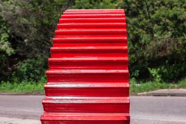 Μεγάλες Τροχούς Αυλάκια Ζωγραφισμένα Κόκκινο Closeup Αφηρημένη Μηχανική Μηχανική Κιβώτιο — Φωτογραφία Αρχείου