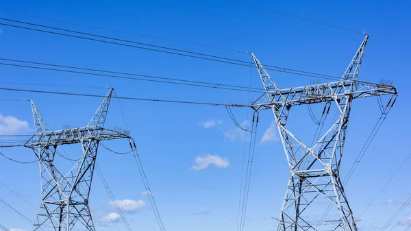 Elektriciteit Elektriciteitsleidingen Twee Stalen Toren Structuren Blauwe Lucht Closeup Panoramische — Stockfoto