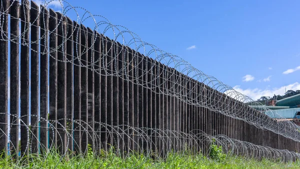 Rasierdraht Zaun Des Fabrikgeländes Zum Schutz Vor Plünderungen Installiert — Stockfoto