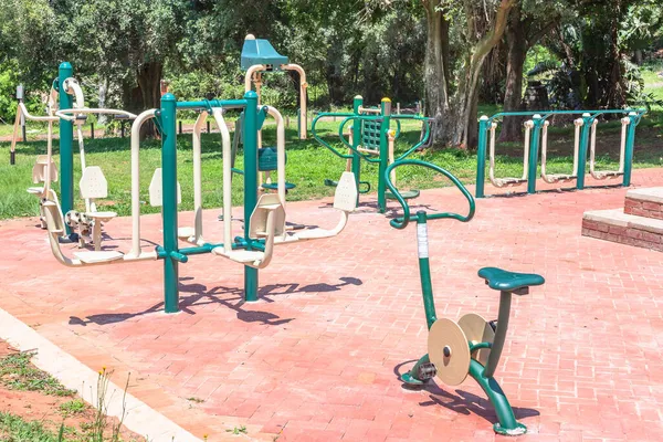 Fitness Tělocvična Stroje Uspořádání Venku Park Zelený Layout Pro Zdravý — Stock fotografie