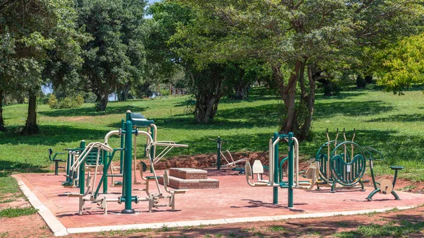 Fitnessapparaten Lay Out Buiten Park Groene Lay Out Voor Gezonde — Stockfoto