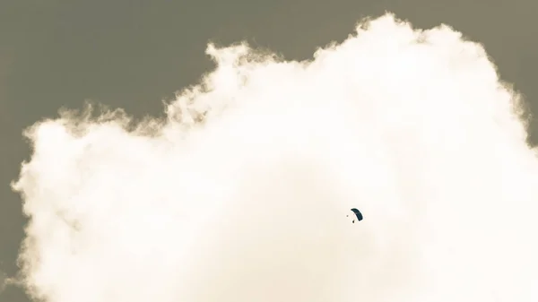 Parachutespringen Duikers Extreme Sport Levensstijl Hoge Hoogte Vlucht Aards Tegen — Stockfoto