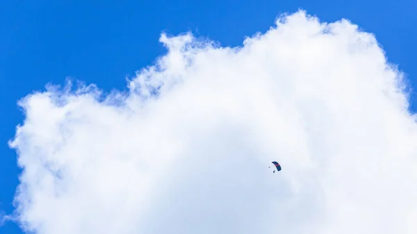 Skydiving Dykare Extrem Livsstil Hög Höjd Flygning Jord Mot Blå — Stockfoto