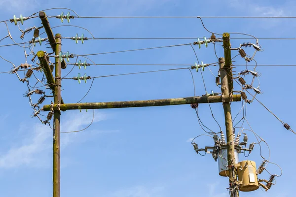 Boerderij Landelijke Elektriciteitspalen Met Draden Transformatoren Zekeringen Power Suppy Structuur — Stockfoto