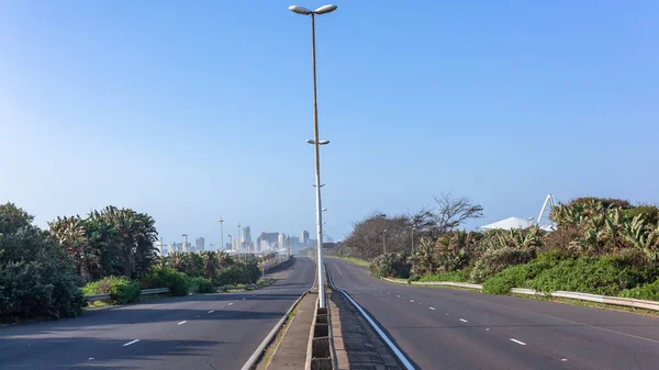 Estrada Vazia Rodovia Sem Veículos Início Manhã Céu Azul Rota — Fotografia de Stock