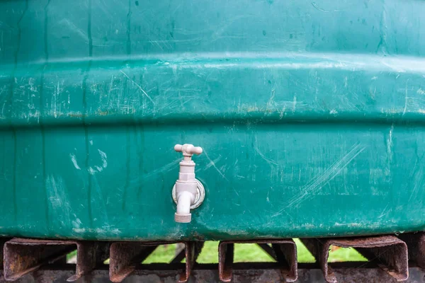 Gran Tanque Agua Verde Primer Plano Del Grifo Soporte Oxidado — Foto de Stock