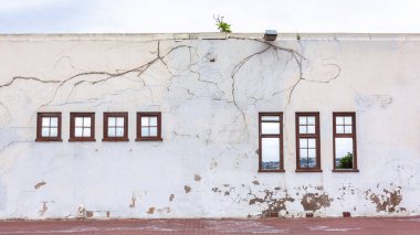 Çürüyen ahşap çerçeve pencereler, kırık cam kaplama bölümü, duvar yapısı soyut arkaplan.