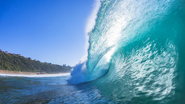 Полая Волна Океана Обрушивает Морскую Воду Мелкий Риф Солнечными Лучами — стоковое фото