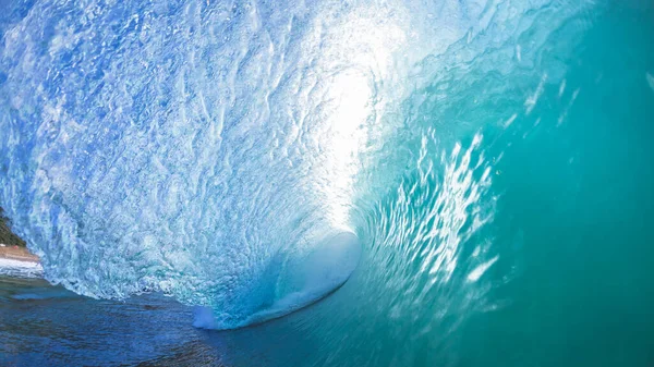 海の波が海の水を浅い岩礁に衝突させ 太陽の光をバックに自然エネルギーの水泳写真をアップ — ストック写真