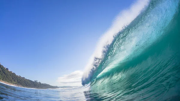 Ocean Wave Dutina Shazující Mořskou Vodu Mělký Útes Podsvíceným Sluncem — Stock fotografie