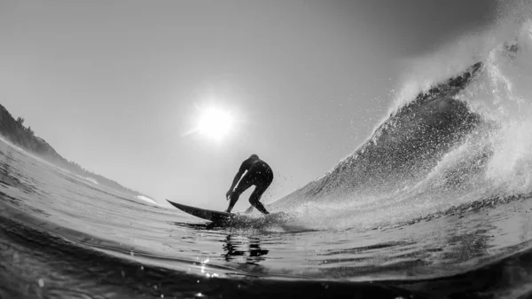Sörfçü Silueti Tanınmaz Hale Geldi Siyah Beyaz Kontrastlar Için Arka — Stok fotoğraf