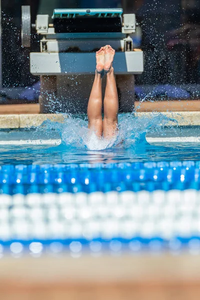 Piscina Mergulho Menina Atleta Ação Meia Metade Água Entrada Respingo — Fotografia de Stock