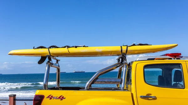 Plaża Niebieski Ocean Zbliżenie Surfowania Ratownicze Wiosło Jednostki Przymocowany Ratownika — Zdjęcie stockowe