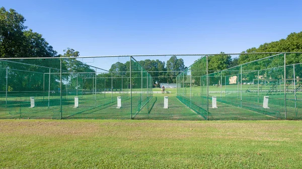 Tücsök Edzés Hat Ütő Wickets Pályán Háló Közelkép Szabadban — Stock Fotó