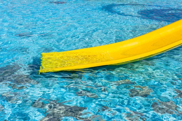 Piscina Guardando Giù Prospettiva Acquascivolo Giallo Acque Blu Poco Profonde — Foto Stock