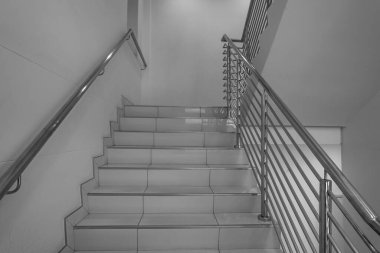 Kamu güvenliği için paslanmaz çelik parmaklıklı merdiven basamakları döşeme döşemesi döşemesi döşemesi döşenmiş..