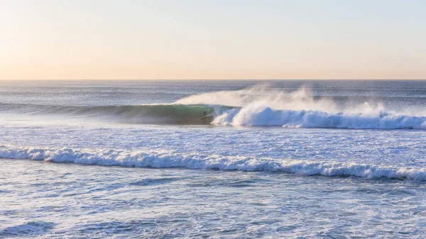 Surfista Surfing Tube Paseos Buen Tamaño Océano Ola Mañana Telephoto — Foto de Stock