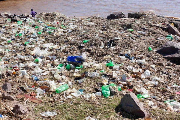 Verontreiniging Afval Plastic Flessen Afval Verspreid Riviermonding Oevers — Stockfoto