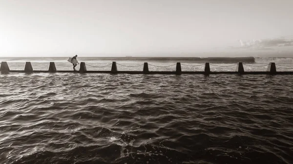 Surfování Tělo Surfař Surfař Chystá Skočit Přílivu Bazén Zeď Vstup — Stock fotografie