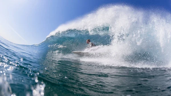 Surfing Surfer Trubice Jízda Modrý Oceán Vlna Close Zadní Plavání — Stock fotografie