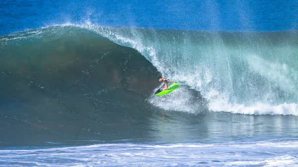 Surfer Irriconoscibile Surf Tubo Cavalca Buona Dimensione Onda Oceanica Cava — Foto Stock