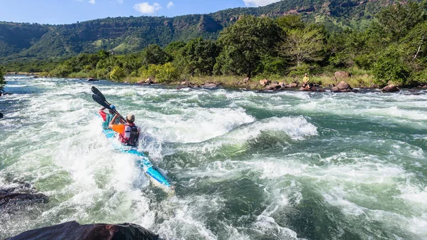 Kanurennsport Herausforderung Durch Stromschnellen Für Paddler Die Flussabwärts Paddeln — Stockfoto