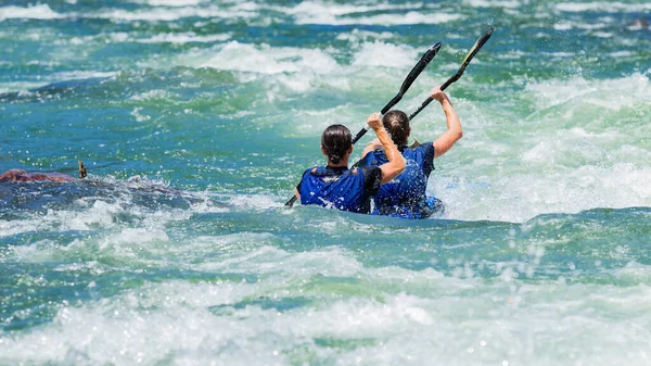 Kanu Double Team Race Action Begeistert Durch Stromschnellen Für Paddelmädchen — Stockfoto