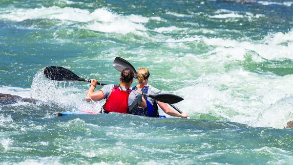 Canoe Podwaja Zespół Wyścig Emocji Wyzwanie Poprzez Wody Rapids Dla — Zdjęcie stockowe