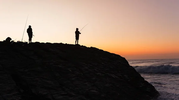 Plage Littoral Rocheux Avec Deux Pêcheurs Silhouette Contre Ciel Matinal — Photo