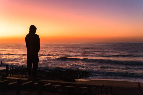 Ranny Świt Widokiem Ocean Plaży Figurą Człowieka Sylwetka Patrząc Kierunku — Zdjęcie stockowe