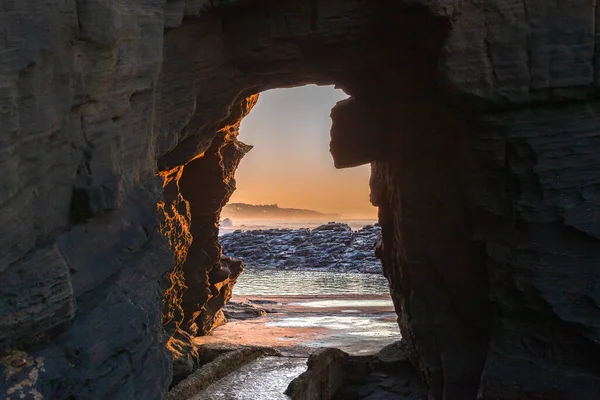 Strand Felsige Küste Wanderweg Durch Klippenloch Gezeitenpool Morgendämmerung Landschaft — Stockfoto