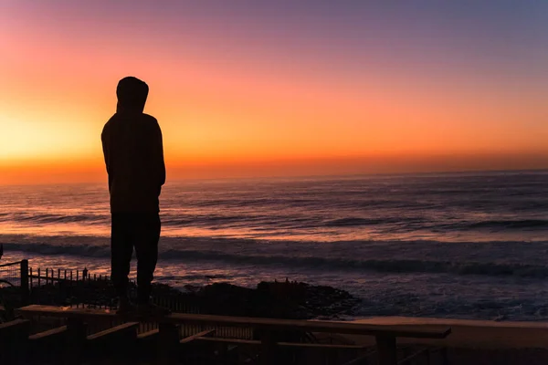 Ranny Świt Widokiem Ocean Plaży Figurą Człowieka Sylwetka Patrząc Kierunku — Zdjęcie stockowe
