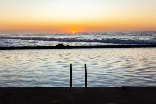 Plage Océan Marée Piscine Aube Lever Soleil Sur Les Vagues — Photo