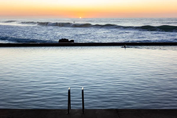 Plaża Ocean Pływowy Basen Świcie Wschód Słońca Nad Falami Morskimi — Zdjęcie stockowe
