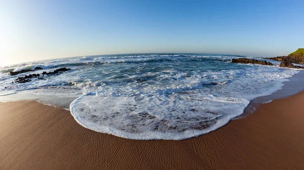Spiaggia Sabbia Acque Bordo Onda Lavaggio Costa Rocciosa Mattina Scenico — Foto Stock