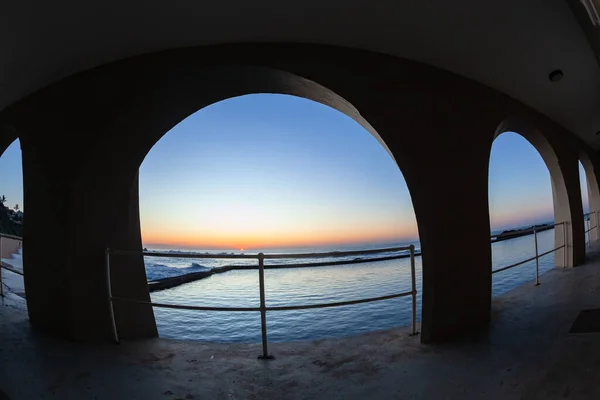 Spiaggia Piscina Marea Attraverso Arco Alba Mattina Presto Sopra Orizzonte — Foto Stock